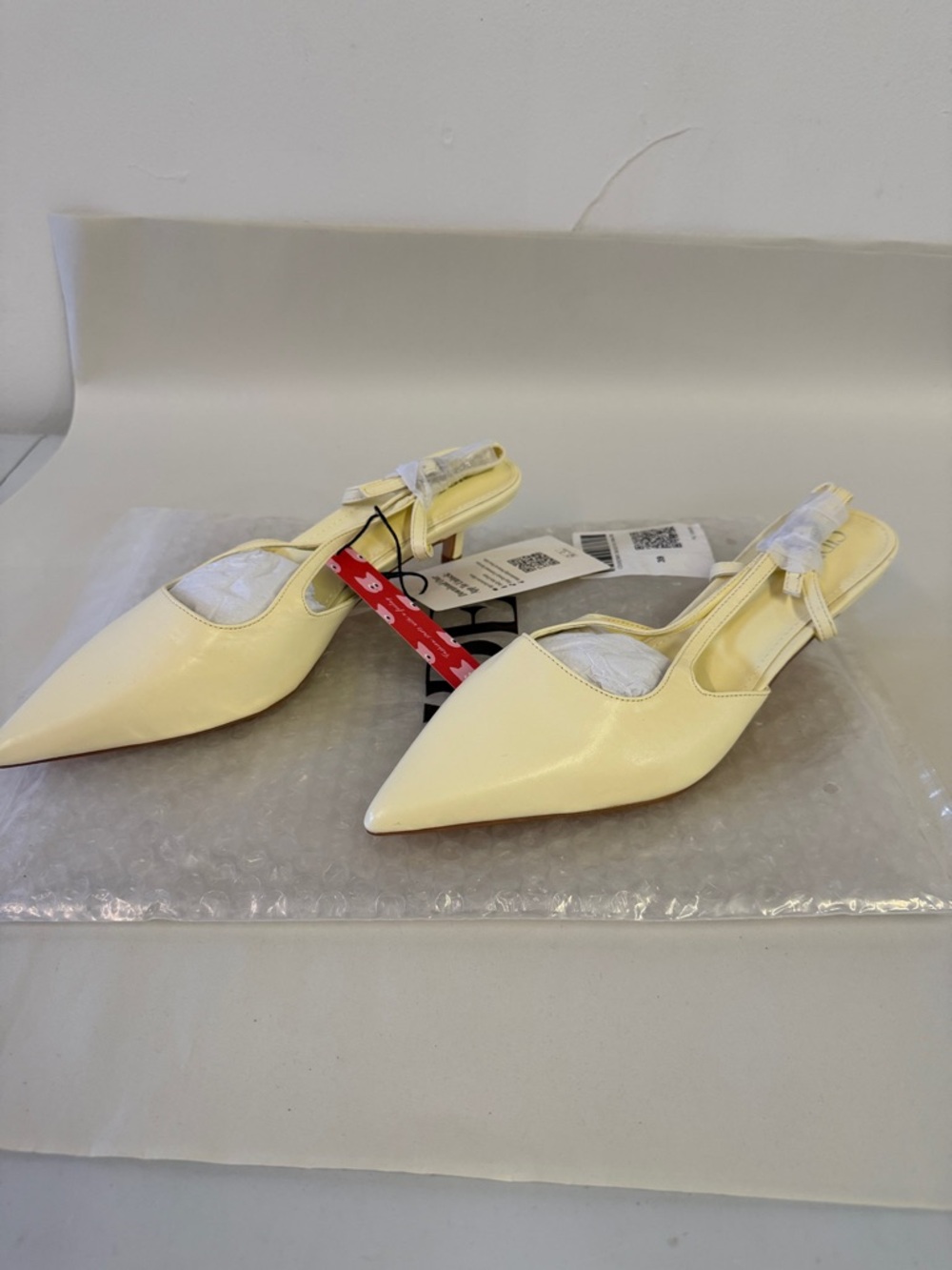 NWT.  Cider Pointed Slingback Kitten Heel Pumps in Pale Yellow - Picture 3 of 8